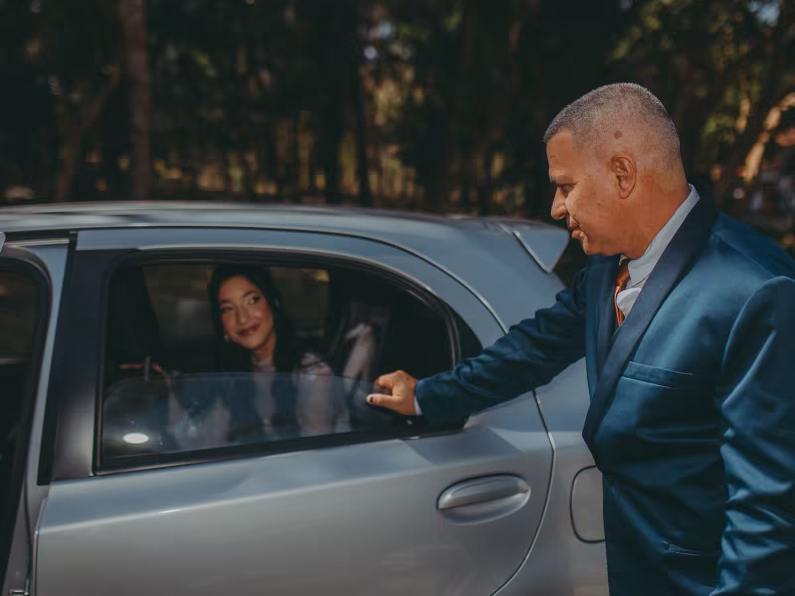Charter Bus Driver Gratuity: How Much to Tip (and What to Budget)